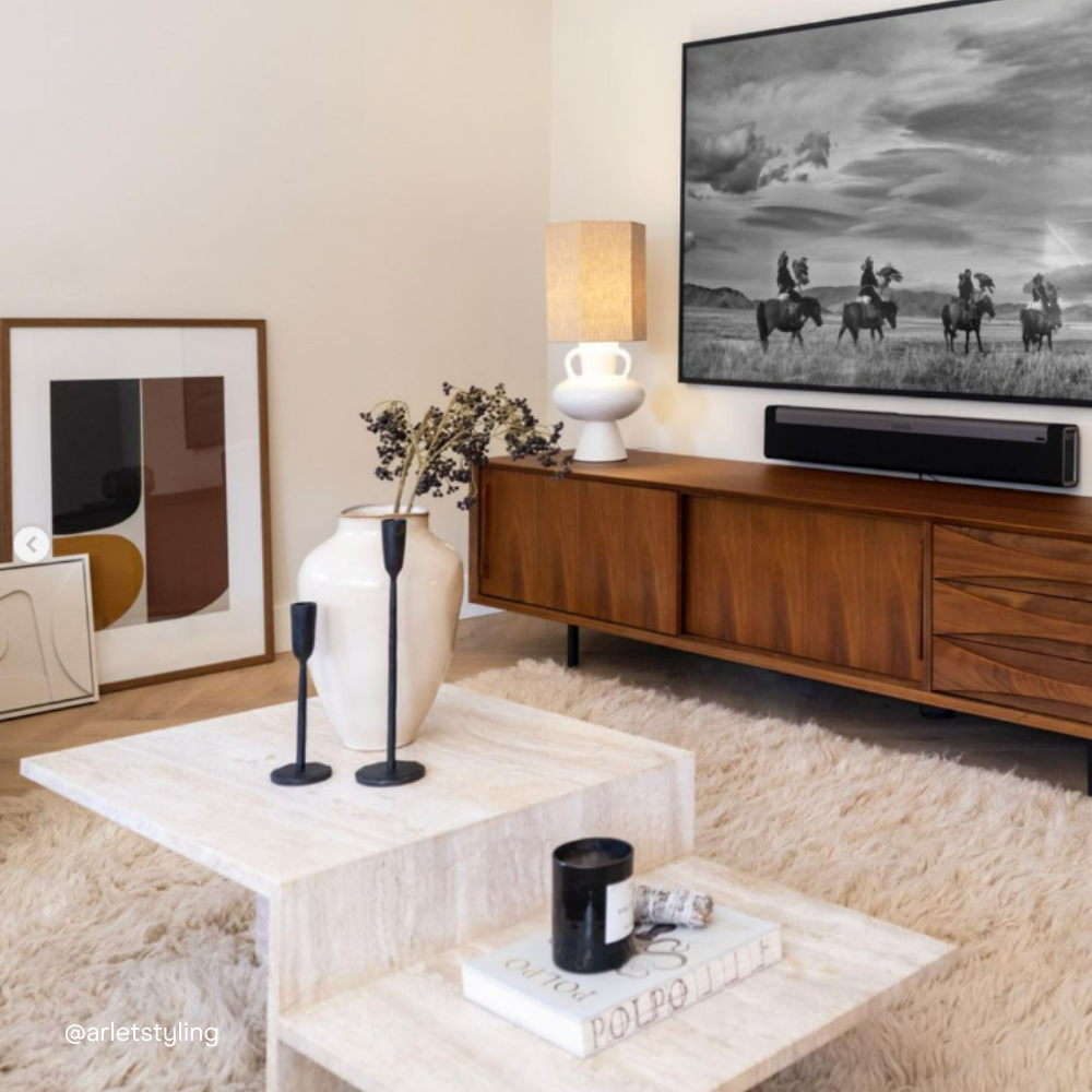Het Oskar tv-meubel van Furnified in een woonkamer.ALT