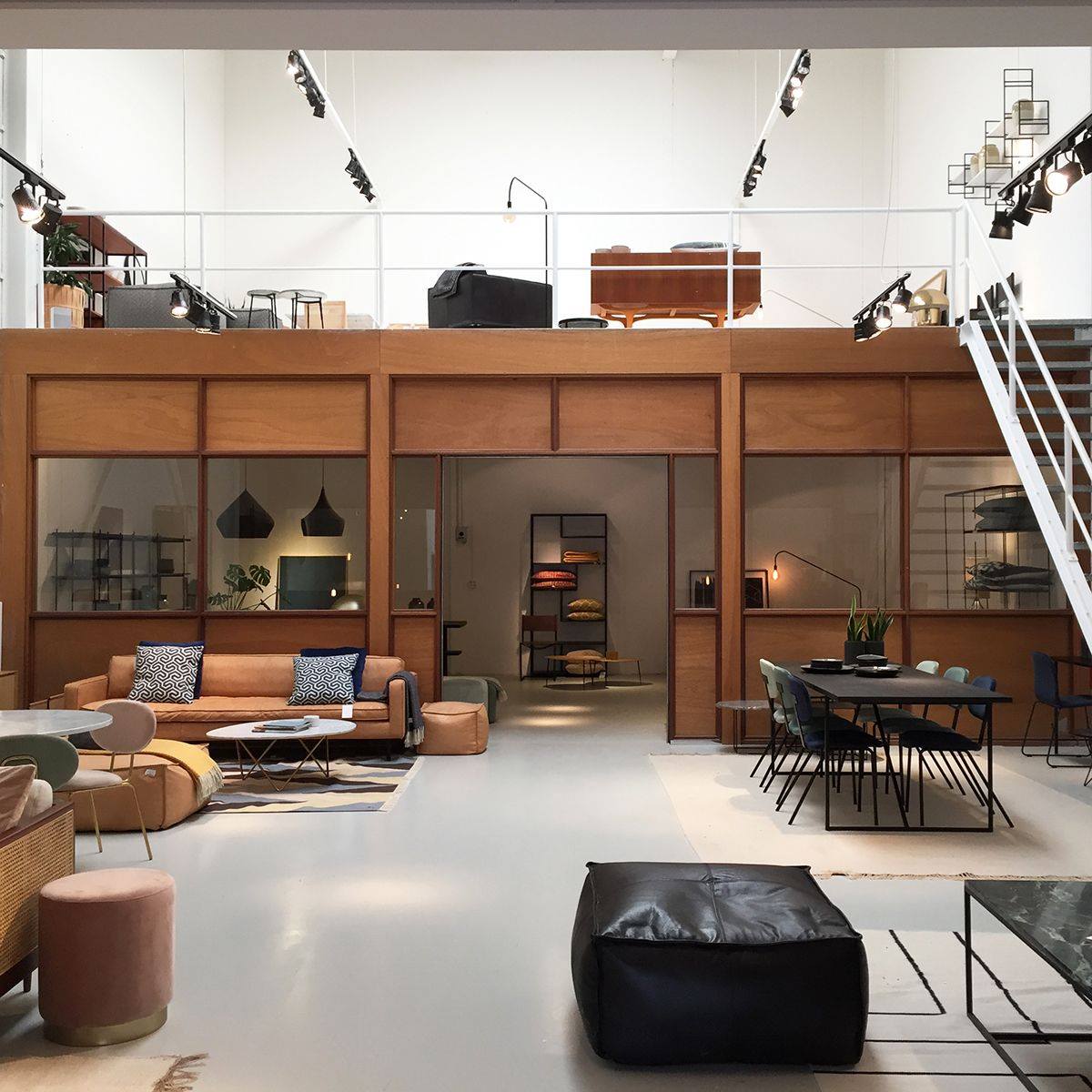 Showroom van Furnified in Amsterdam gevuld met meubels.ALT