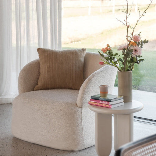 barriel fauteuil in wit boucle in een woonkamer gecombineerd met andere meubels van Furnified.ALT