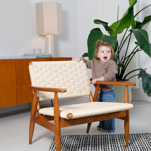 Hobart relax fauteuil van Furnified met een kind dat op de stoel wilt zitten in een woonkamer.ALT