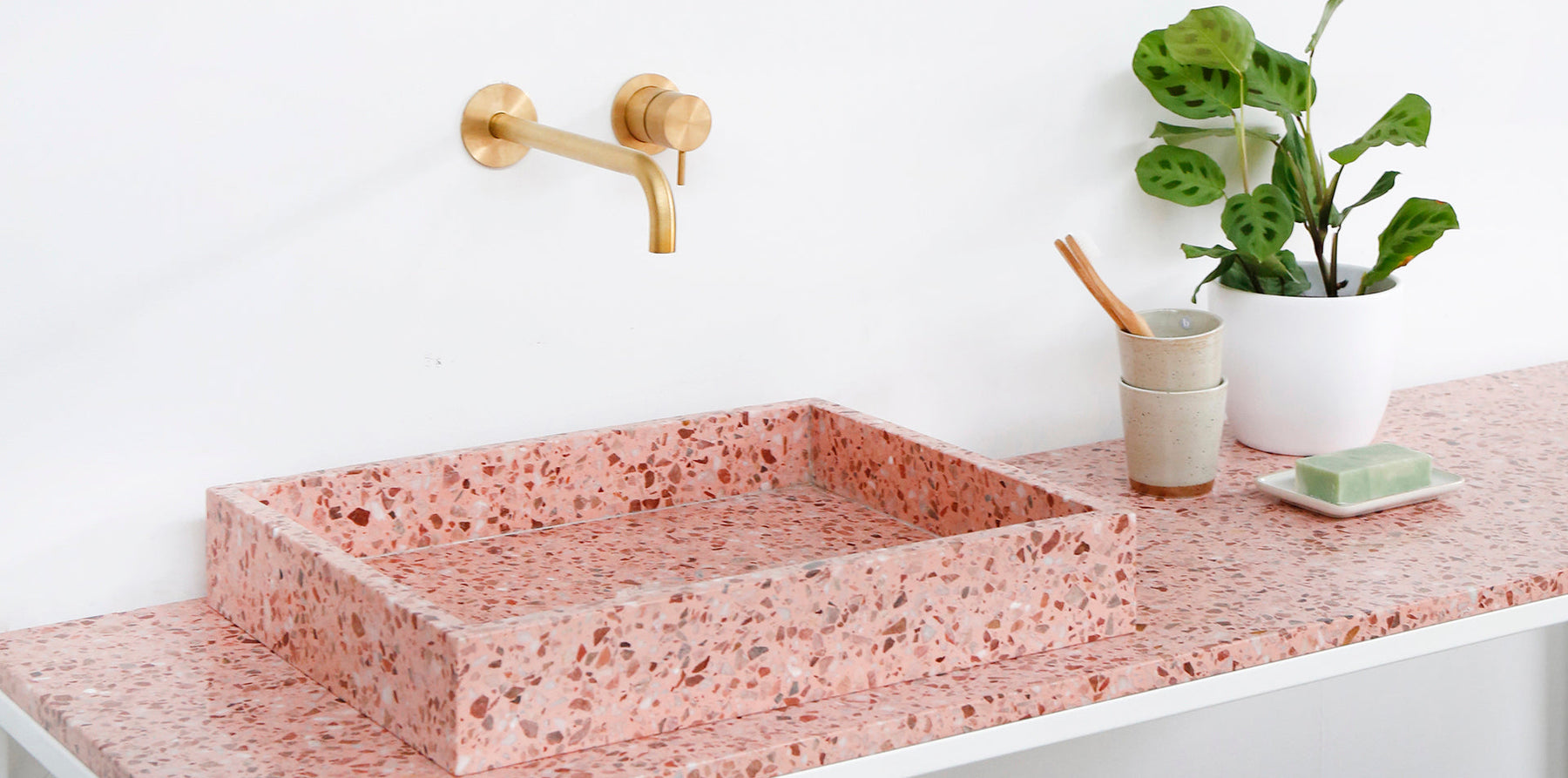 Terrazzo Wastafel in het roze van Furnified in een badkamer.ALT