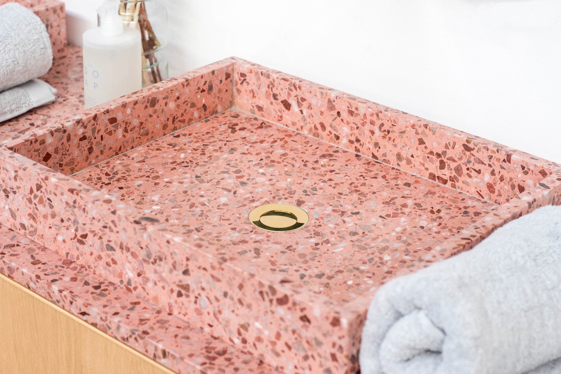 Een roze badkamer met moderne twist