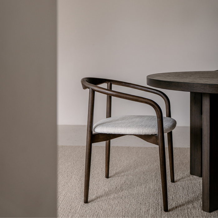 Silla de comedor Ely - Asiento rectangular de tela - Color madera ahumada - Madera de caucho