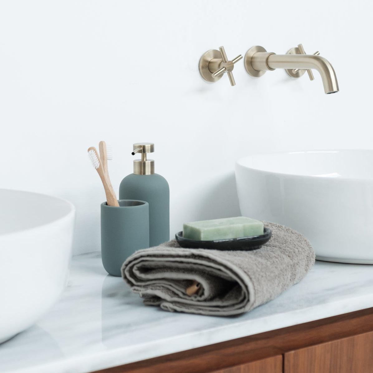 Badezimmermöbel Ann kurz Walnuss - Alexis II - Weißer Marmor - 150 cm ... Badezimmermöbel Ann kurz Walnuss - Alexis II - Weißer Marmor - 150 cm ...