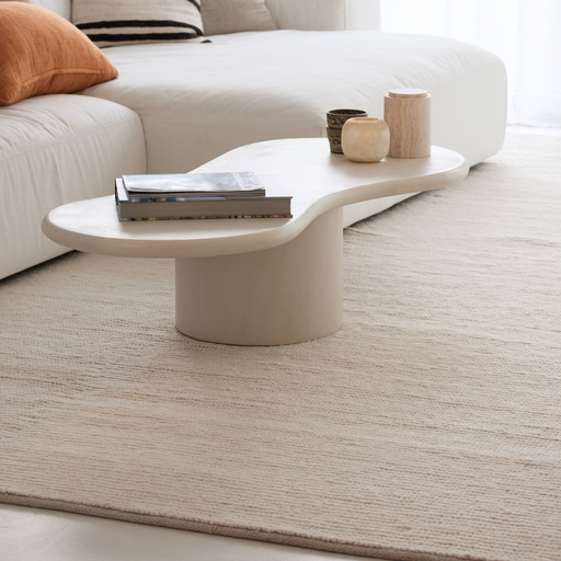 Mini loop tapijt in een woonkamer gecombineerd met meerdere meubels.ALT