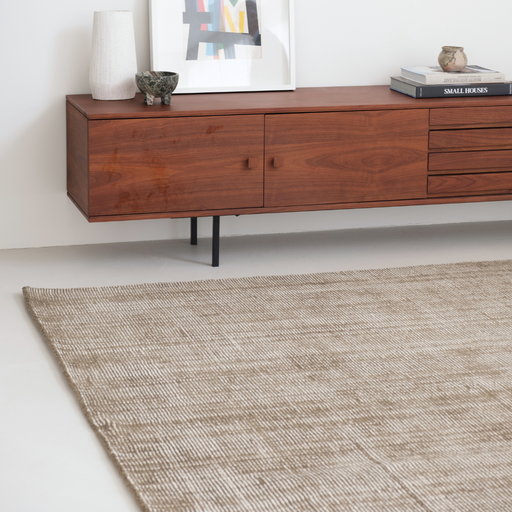 pista tapijt in olijf en wit gecombineerd met andere meubels van Furnified.ALT