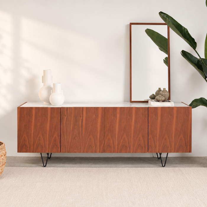 Dressoir Pisa walnoot wit marmer 200 cm – warme belichting en zachte raamschaduw