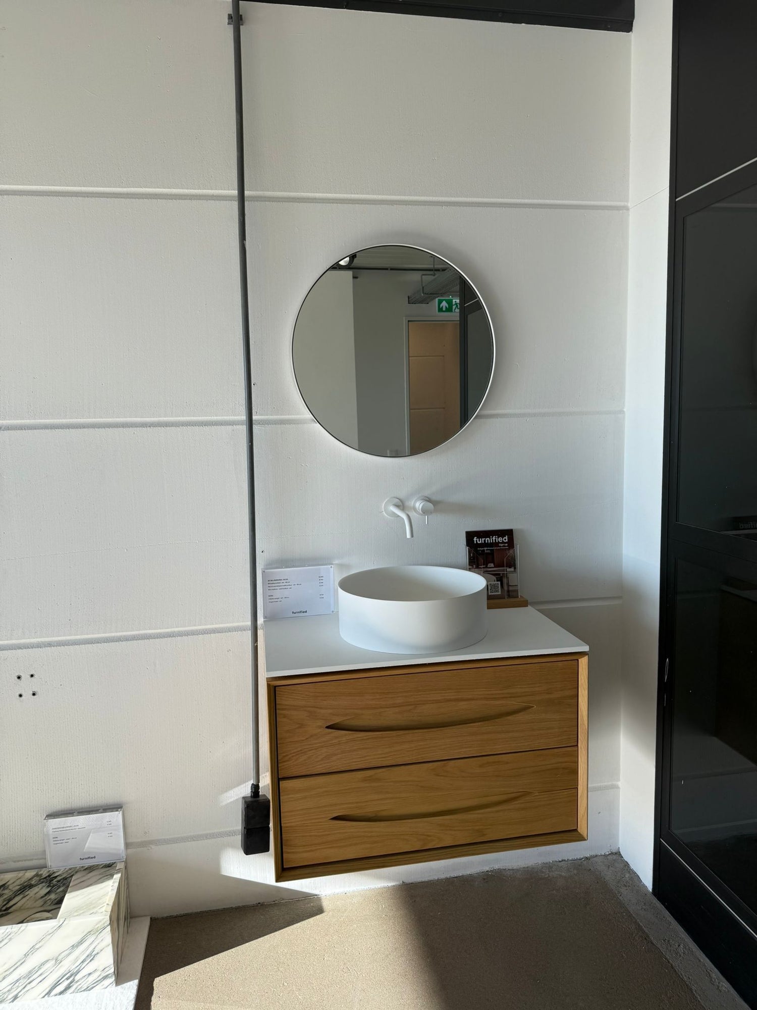 Bathroom furniture in oak, walnut and natural stone – discover them in our showroom in Naarden