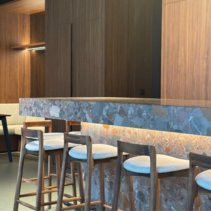 Barkruk Charmes - Donkerwalnoot - Stoffen zitting - Sandstone spotted Weave - 75 cm zithoogte