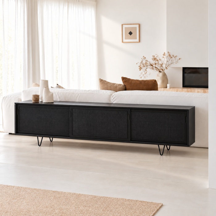 Zwart dressoir Oskar met rieten deuren 220 cm – warme belichting en zachte raamschaduw