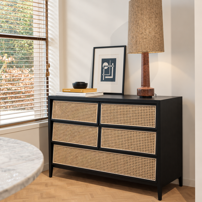 Dressoir Wesley zwart webbing rotan 120 cm – warme belichting en zachte raamschaduw