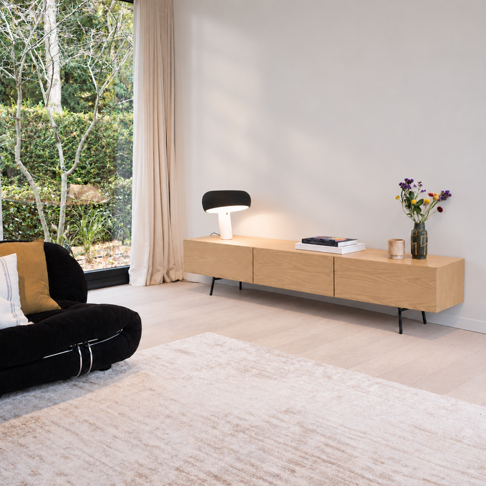 Tv-meubel Duinkerke eik 165 cm – warme belichting en zachte raamschaduw
