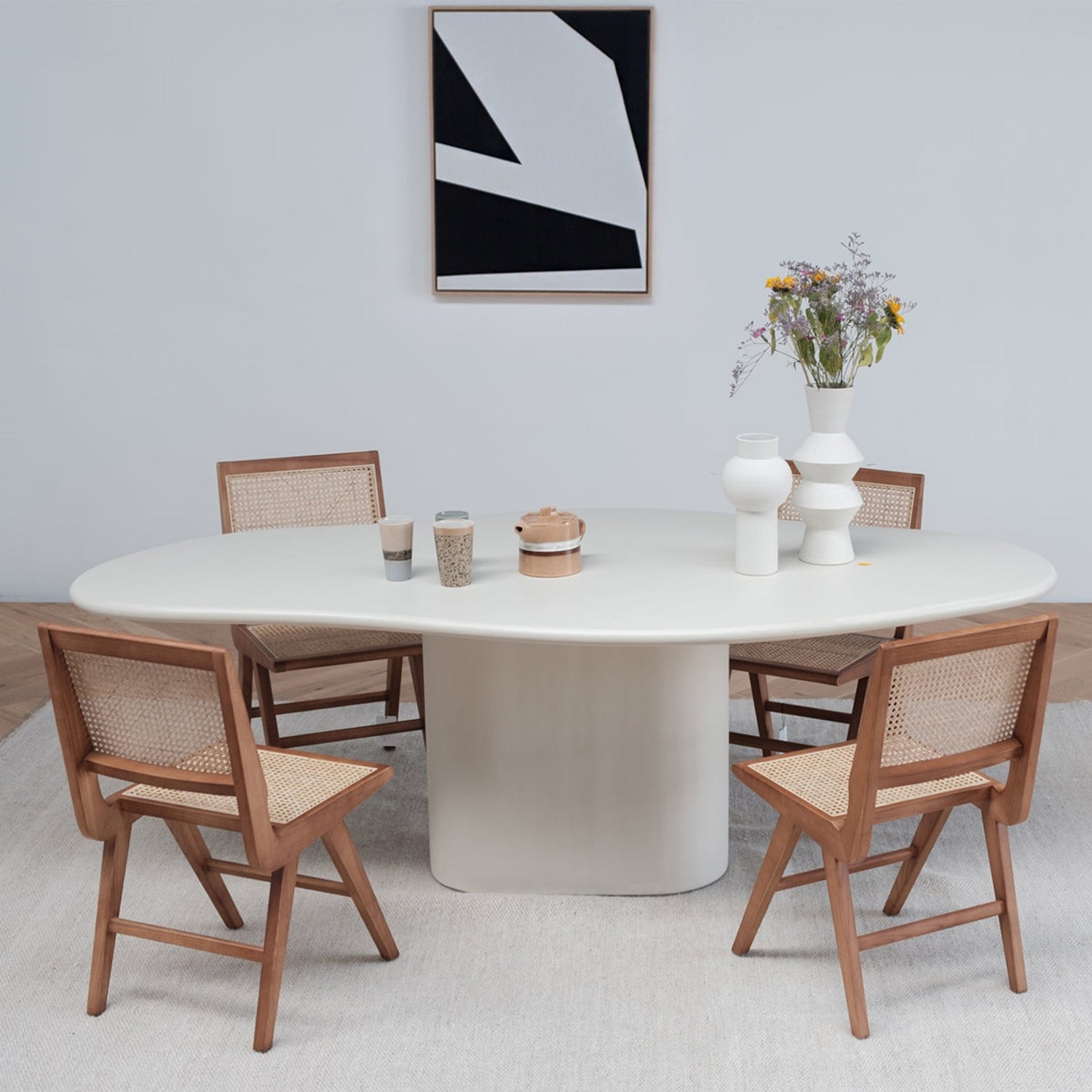 Organische eettafel met stoelen van Furnified in een eetkamer.ALT