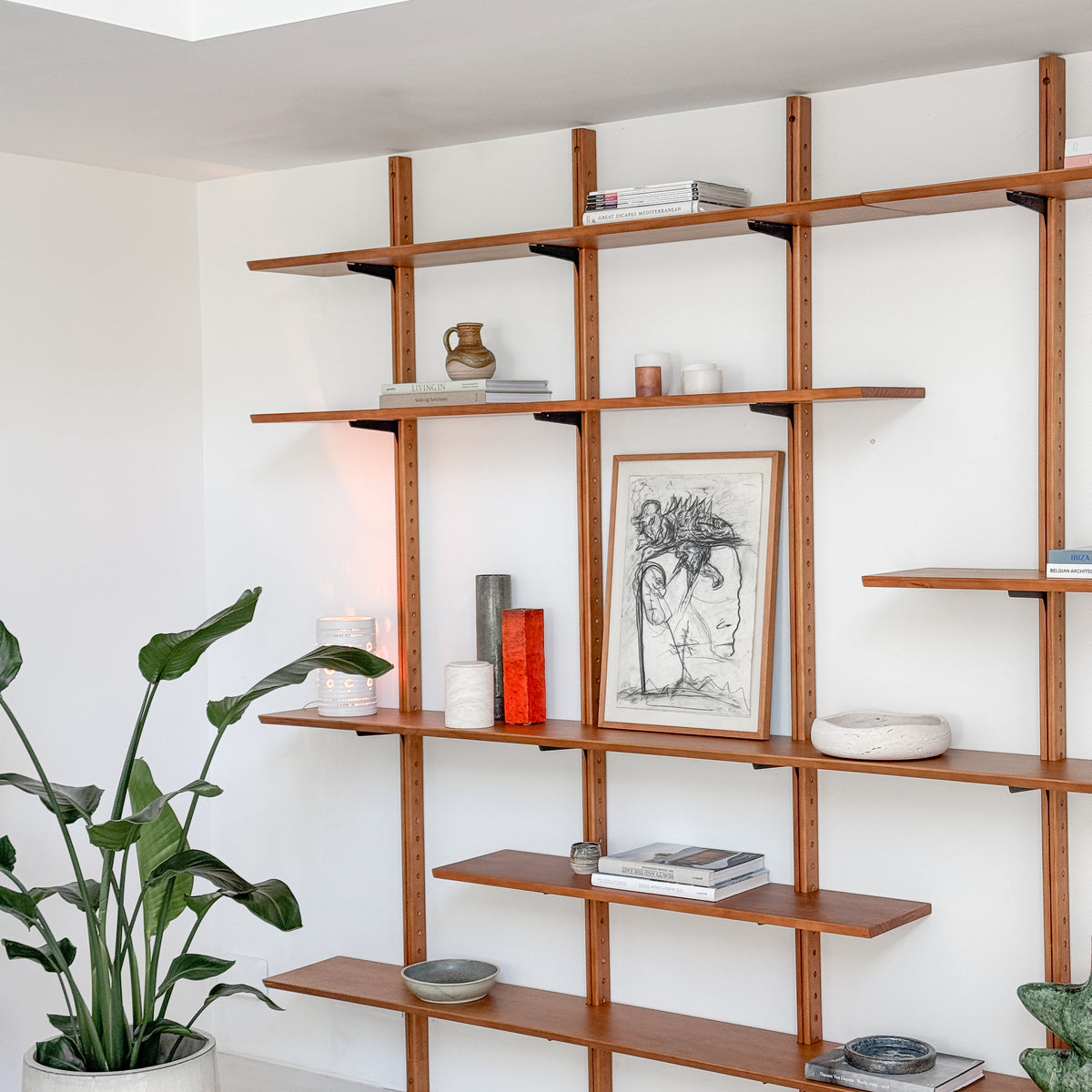 Vintage wall rack Vari - 240 cm - walnut shelves — Furnified