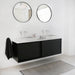 moderne zwarte badkamerkast met schuifdeuren en witmarmeren wastafelplaat en wastafel
