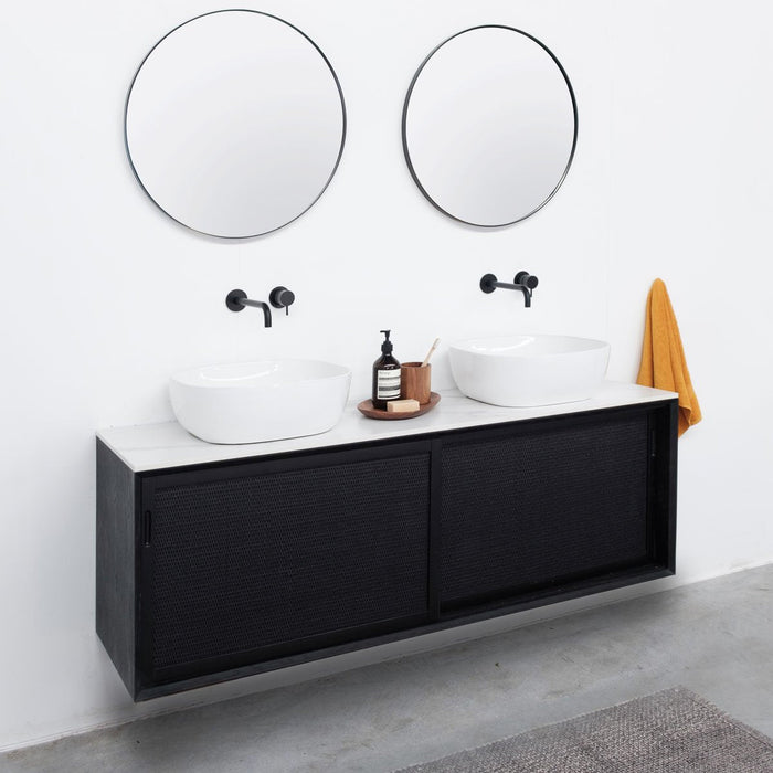 Grote zwarte zwevende badkamerkast met scandinavische look en porseleinen waskommen en plaat