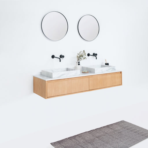marmeren wastafel en wasplaat op zwevende eiken badkamerkast, zwarte moderne en zwarte ronde spiegelskranen