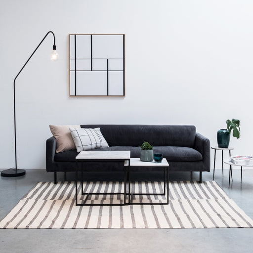 grijs wit boro tapijt in een woonkamer gecombineerd met andere meubels van Furnified in een woonkamer.ALT