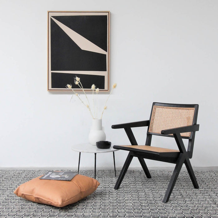 Helder tapijt in zwart/wit gecombineerd met meerdere meubels van Furnified.ALT