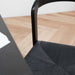 zwart rieten stoel met zwart houten frame