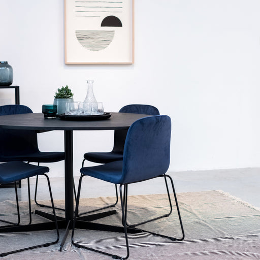 Het nevis tapijt in een eetkamer gecombineerd met andere meubels van Furnified.ALT