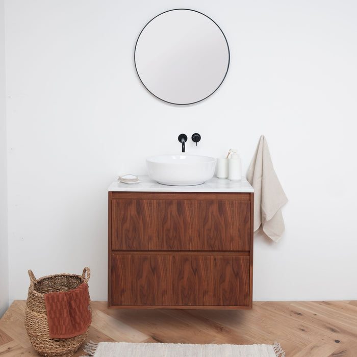 zwevende houten badkamerkast met marmeren plaat en ronde porseleinen waskom