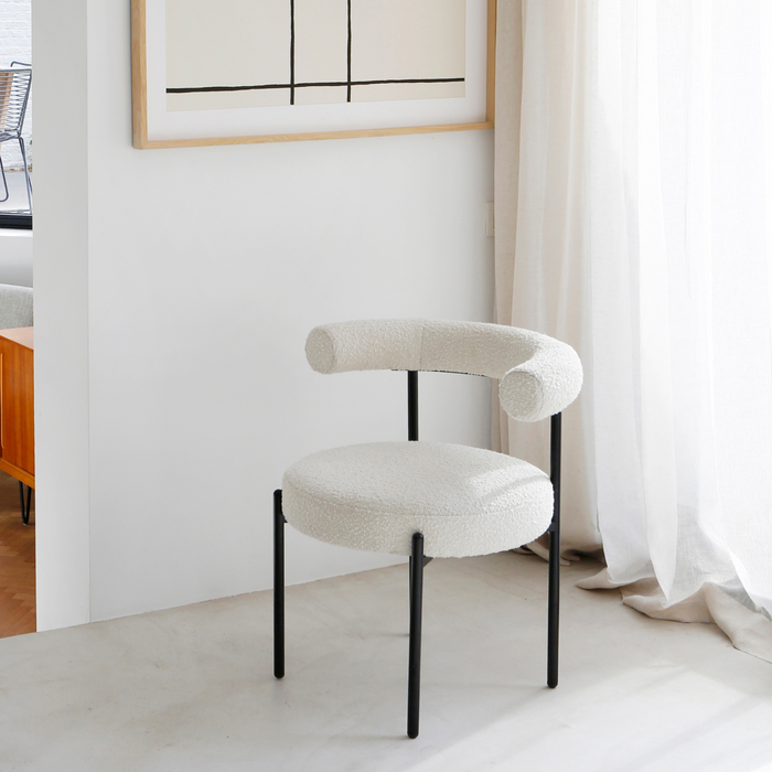 Brest eetkamerstoel in ronde vormen boucle witte stof alt